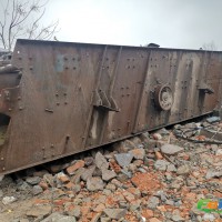 出售矿山设备：2.4米×7米振动筛两台